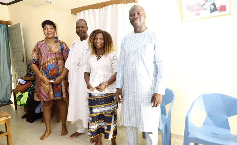 Le Ministre Bouaké FOFANA récompense la balayeuse enthousiaste